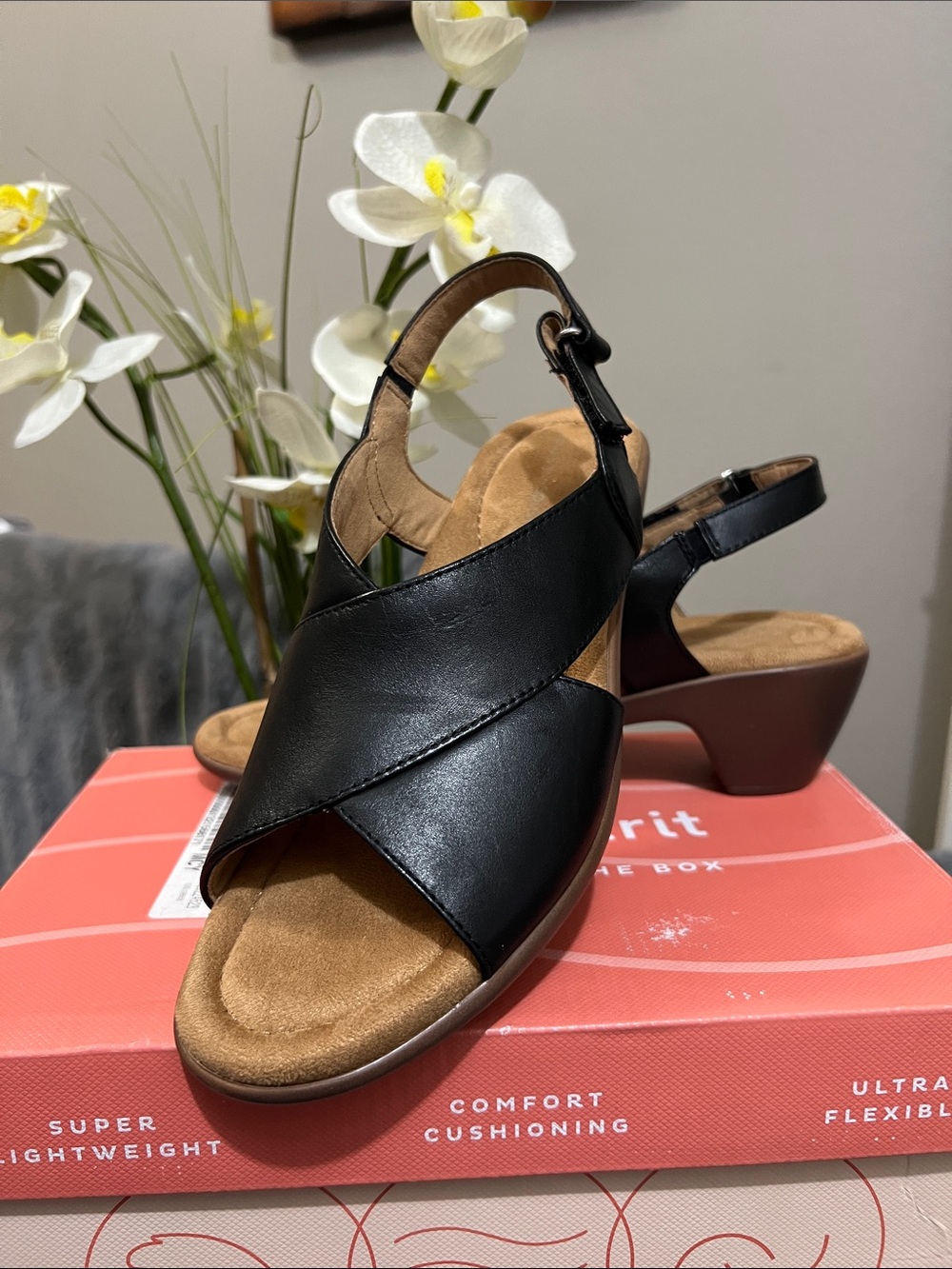 Easy Spirit Chantal Black Leather Sandals retail $95 NEW